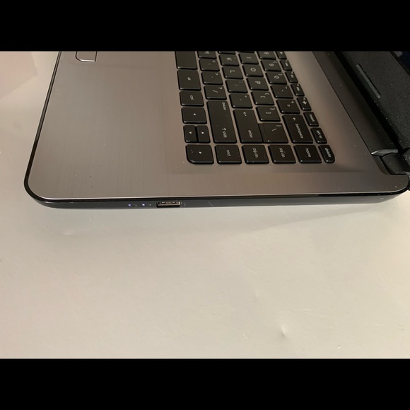 HP, AMD Radeon R2 Graphics, & Made 2017. - Picture 5 of 8